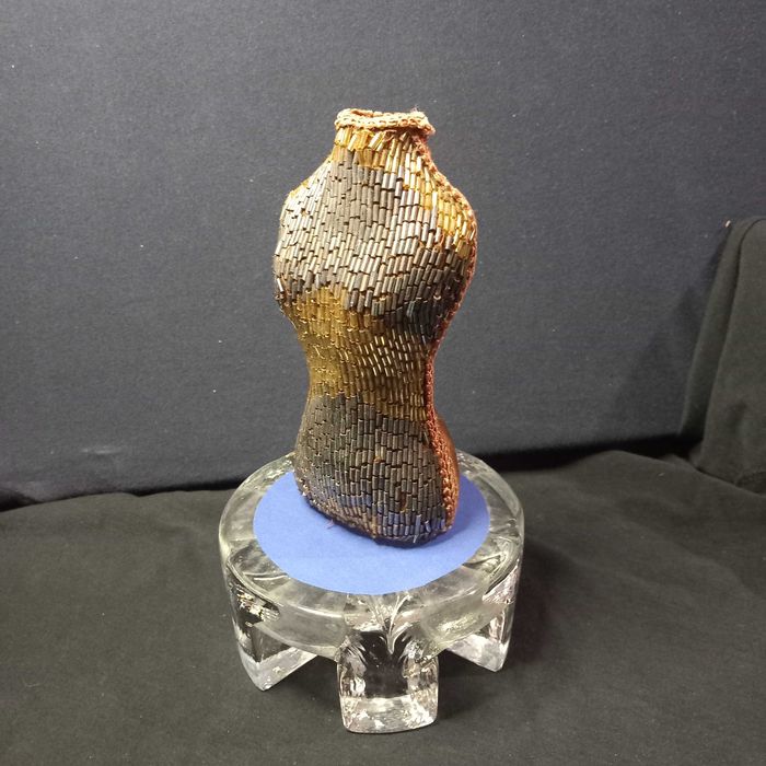 Busto em madeira e missangas