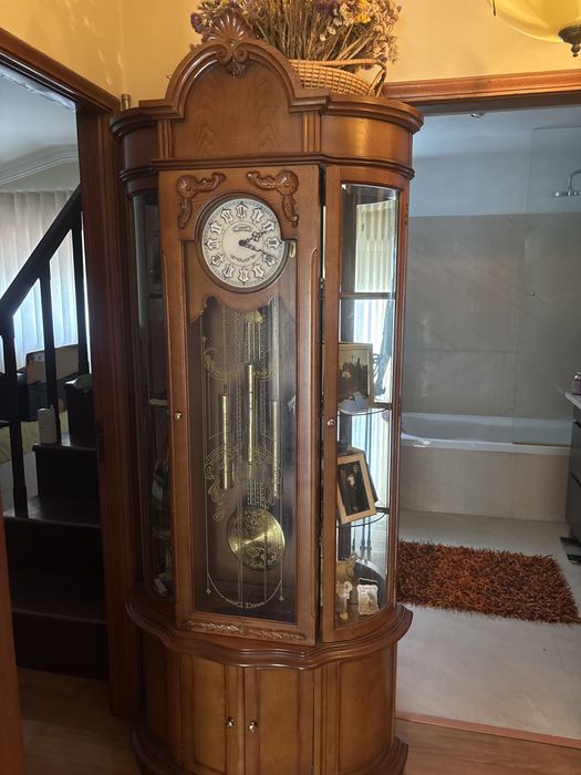 Relogio de sala em madeira