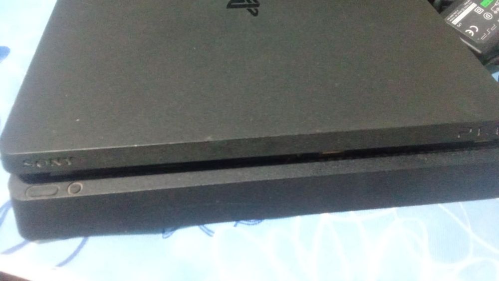 Vendo Playstation 4 com 2 comandos e 7jogos.