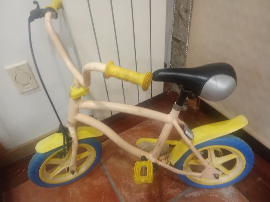 Bicicleta Infantil Roda 12" – Pronta a Andar!
​Vendo bicicleta infantil roda 12 em perfeito estado de funcionamento. Ideal para