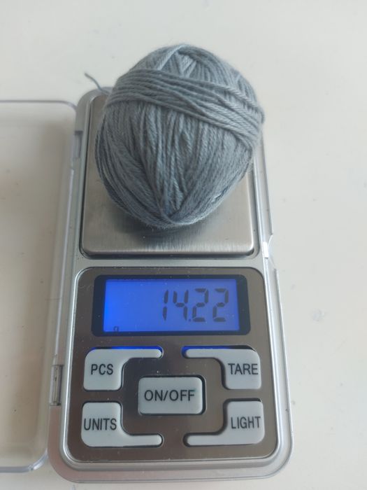 Ok. 14 g szara włóczka przędza dziewiarska