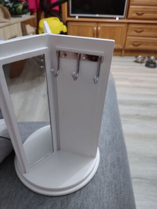 Obrotowy organizer na biżuterię z lustrem – biały, stylowy