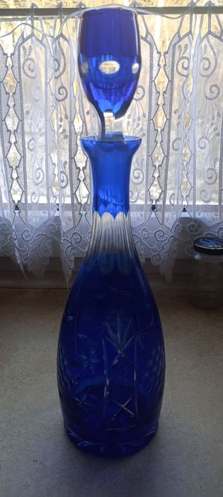 Piękna ogromną kobaltowa karafka kryształowa