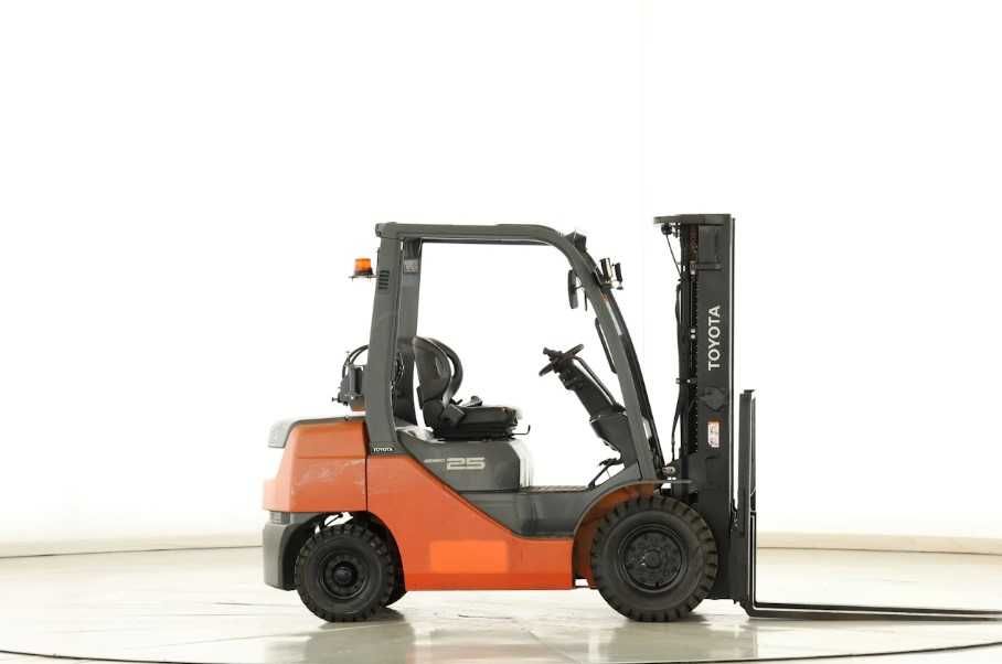 Навантажувач TOYOTA 32-8FG25 вилковий газ-бензиновий, вантажопідйомність - 2500 кг