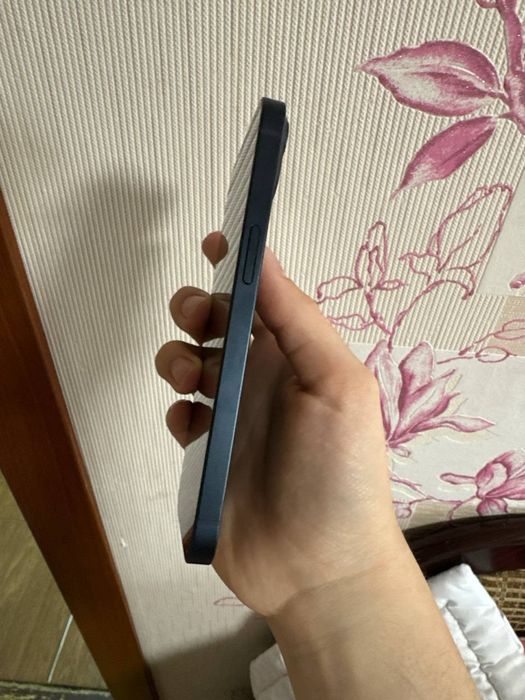 продам  айфон 13