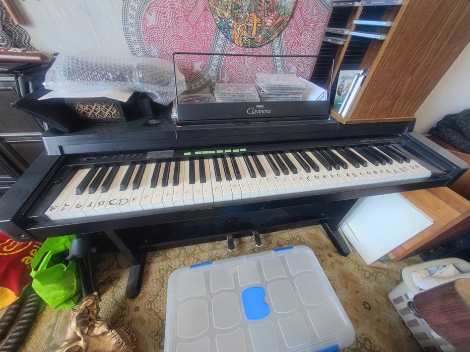 Clavinova antigo anos 90 bom estado geral (2 últimas teclas não funcionam)
