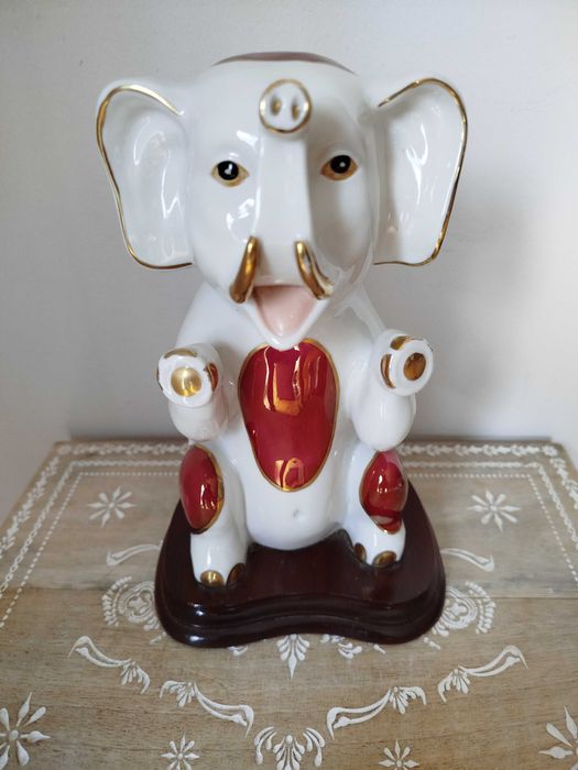 Linda Escultura em Porcelana, base em madeira