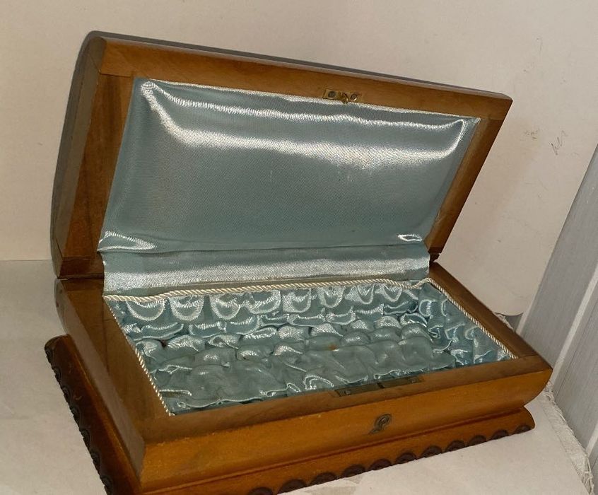 Caixa porta jóias antiga em madeira maciça e forro em seda.