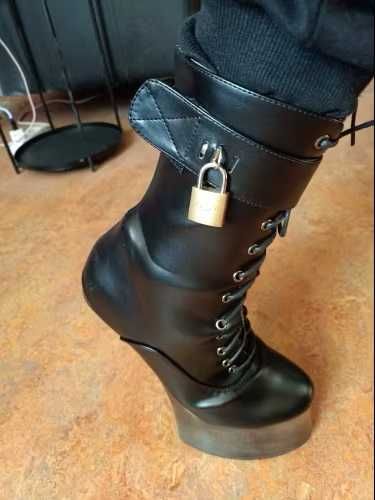 Kozaki na platformie sznurowane czarne