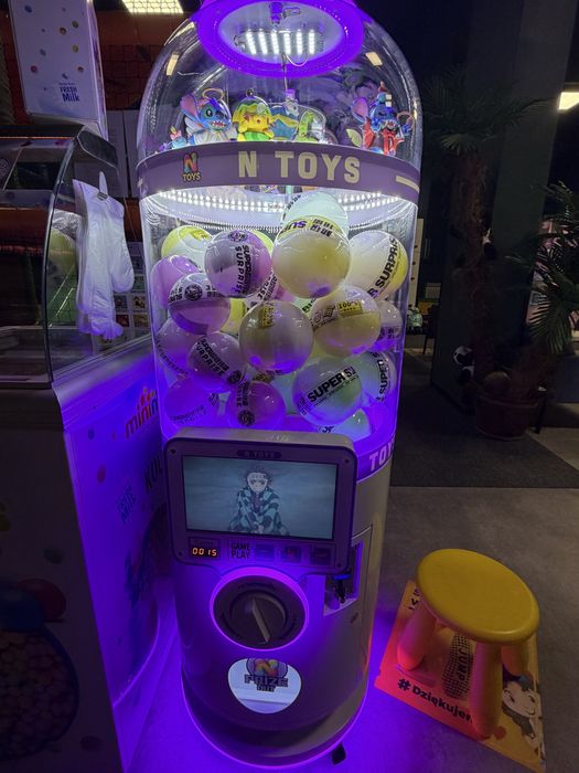 Automat Vendingowy nowej Generacji , sprzedający kulki z zabawkami