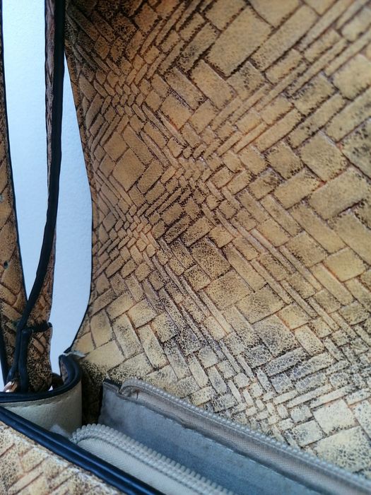 Mala Amarela a Tiracolo