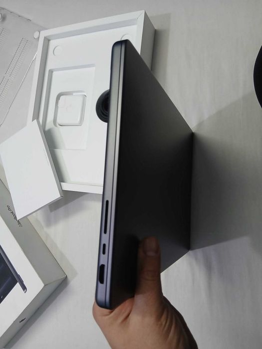 MacBook Pro M4 c/ Caixa + Carregador