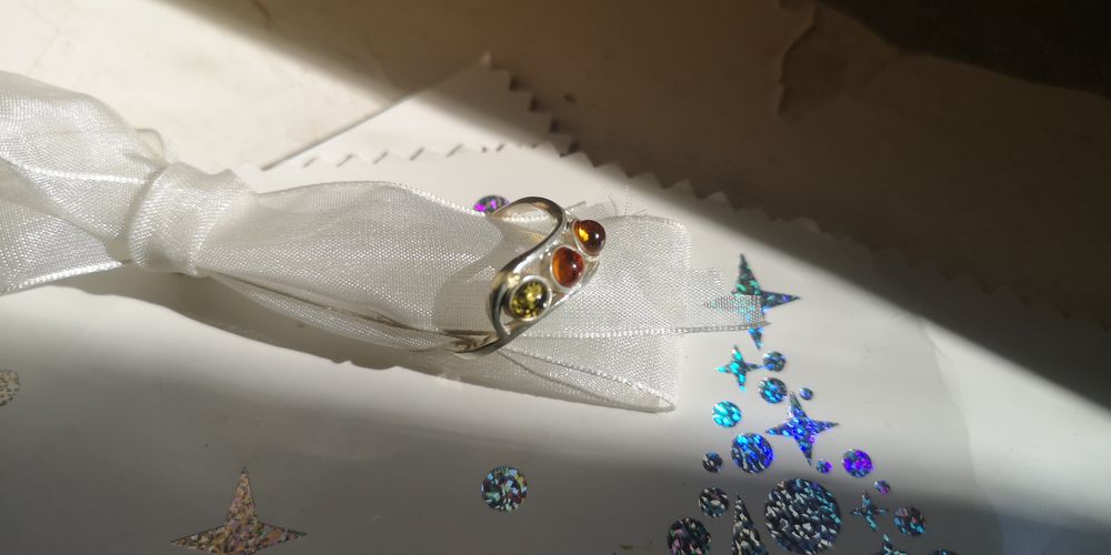 srebrny pierścionek z bursztynami pr. 925 waga 2,24