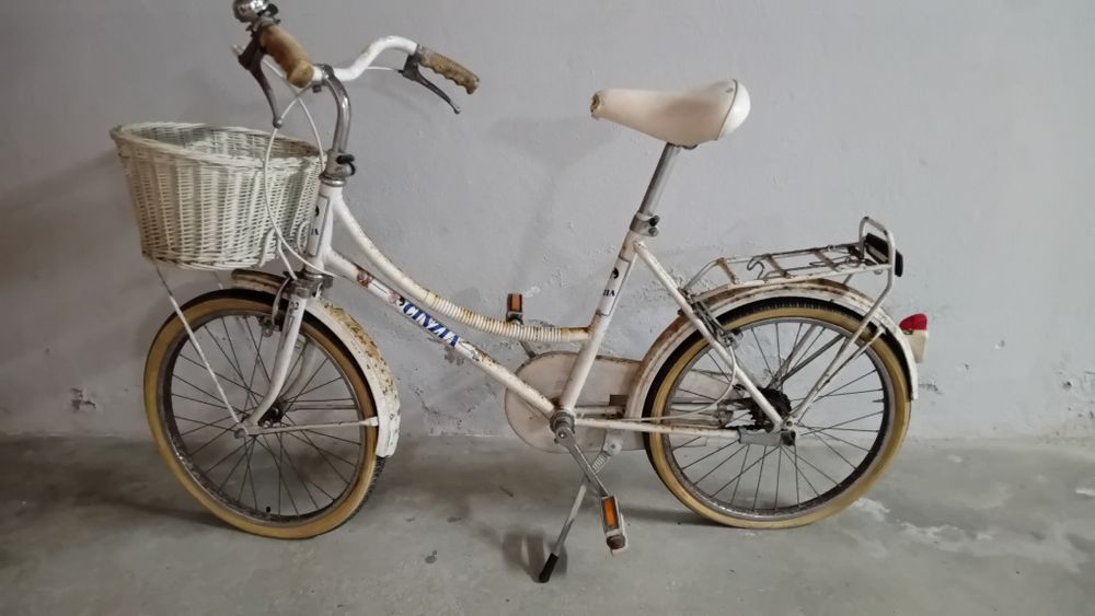 Bicicleta de senhora ou menina  com cesta