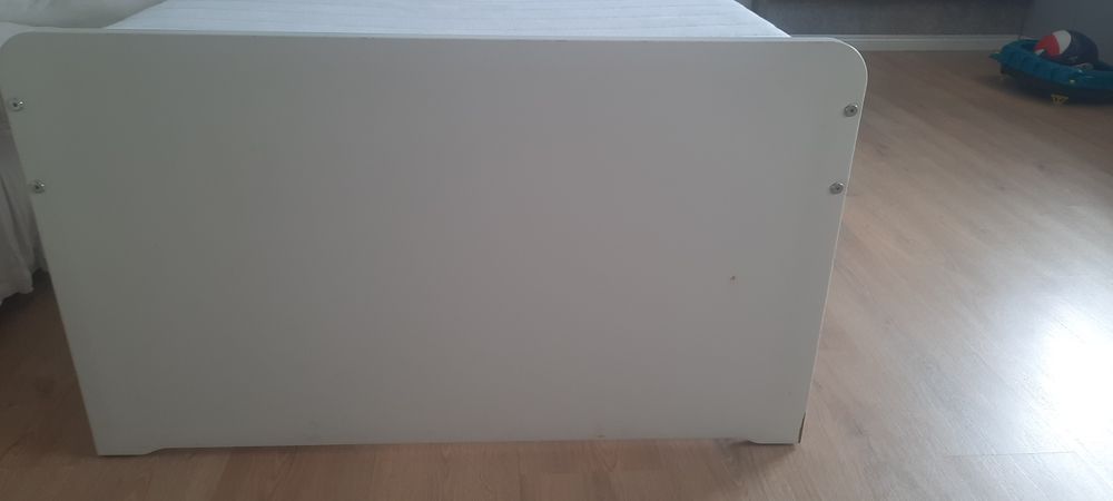 Cama de criança com colchão e estrado
