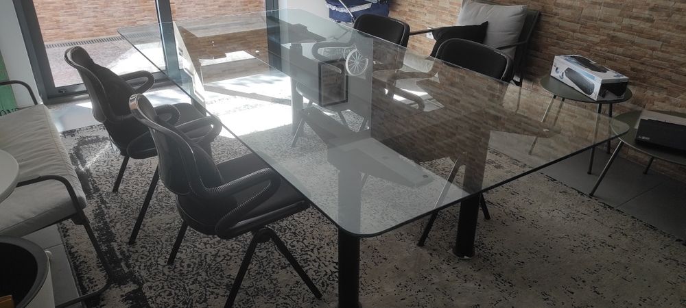 Mesa de vidro com 6 cadeiras