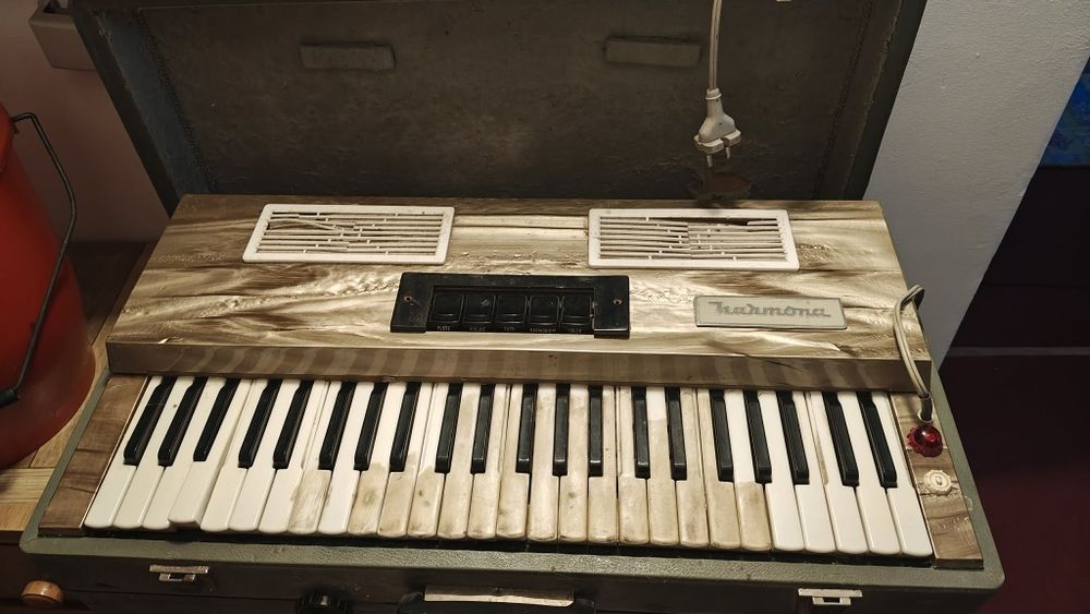 Elektryczne organy w walizce Harmona
