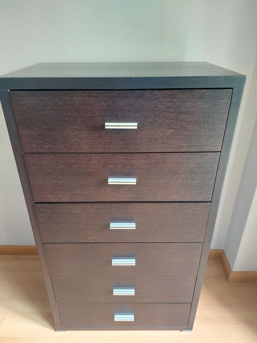 2 Camiseiros e 2 Mesas de Cabeceira em Madeira Carvalho. Cor Castanho.