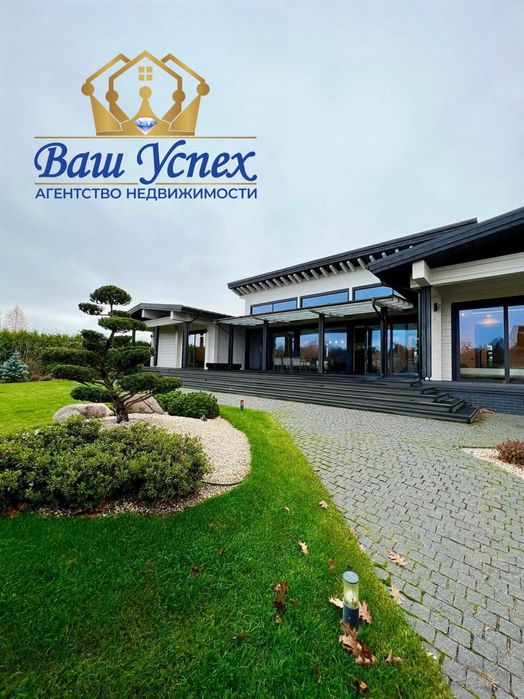 Продажа современного дома в городке с выходом на озеро.