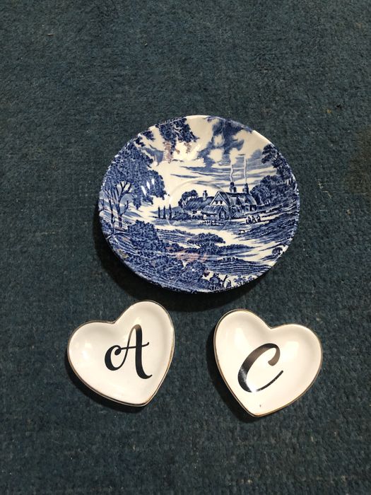 Dois pratos em loiça forma de coração com iniciais mais um inglês