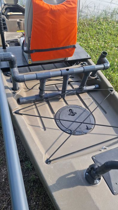 Kayak de pesca com motor elétrico