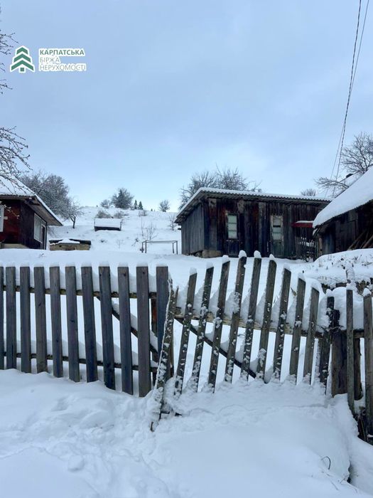 Старий будинок разом з земельною ділянкою в селі Подобовець