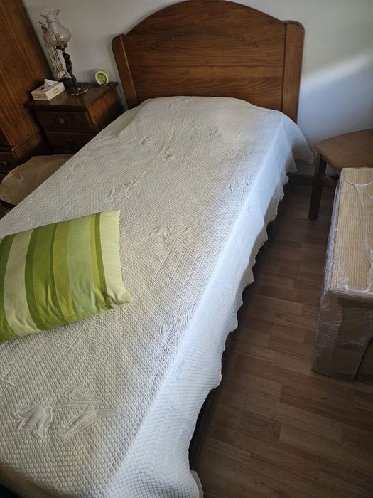 Cama e mesinha de cabeceira