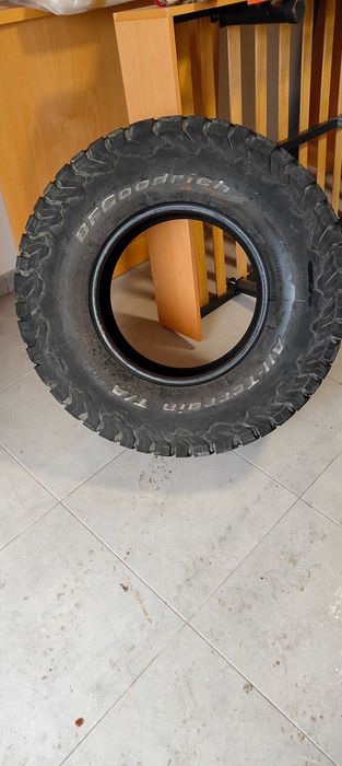 Venda de pneus em bom estado