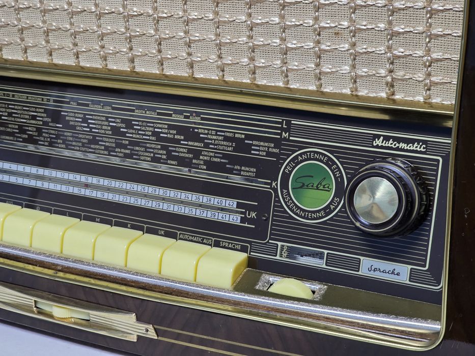 Rádio antigo reparado SABA
