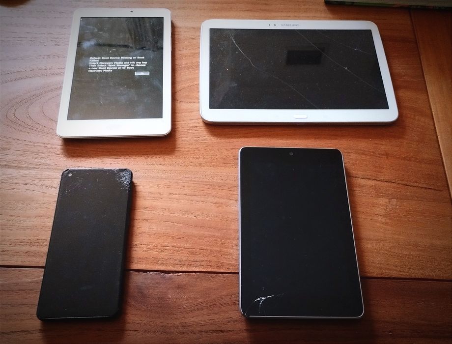 Tablets e telemóvel para peças.