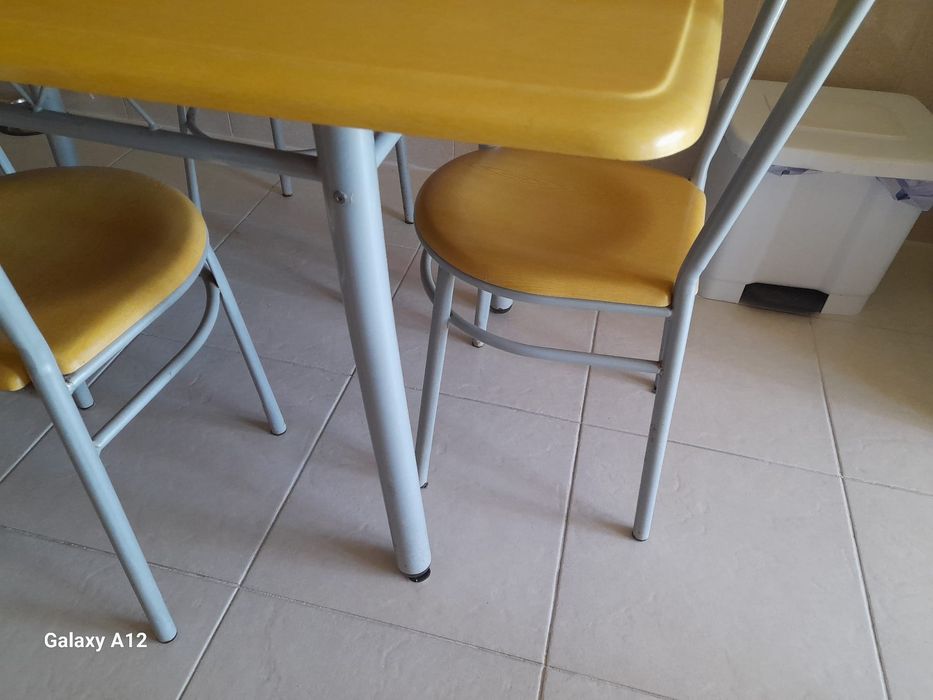 Mesa de cozinha com 4 cadeiras