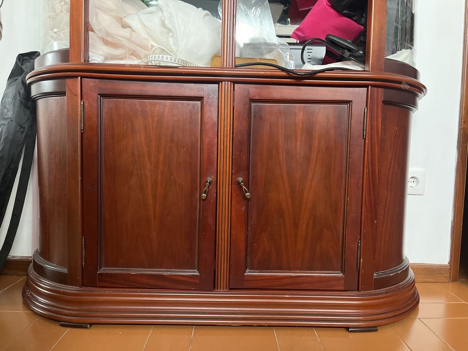 Vitrine de madeira maciça