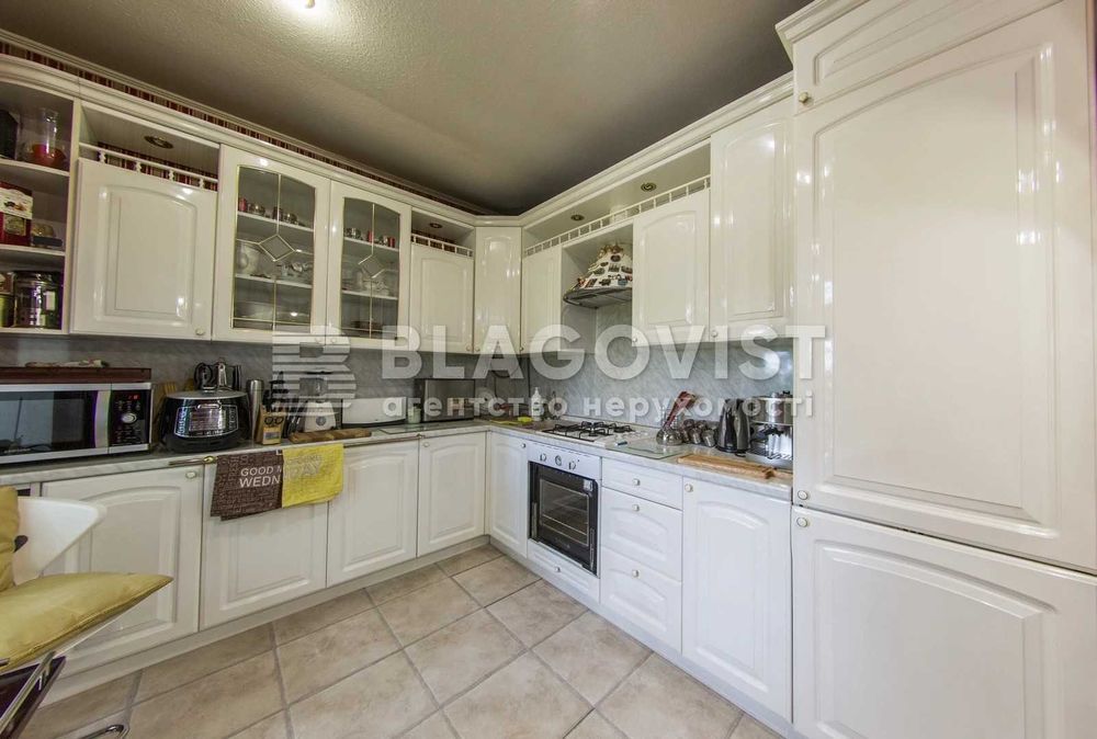 Кирилівська  109б Сталінка 3-кімнатна з ремонтом з видом на парк