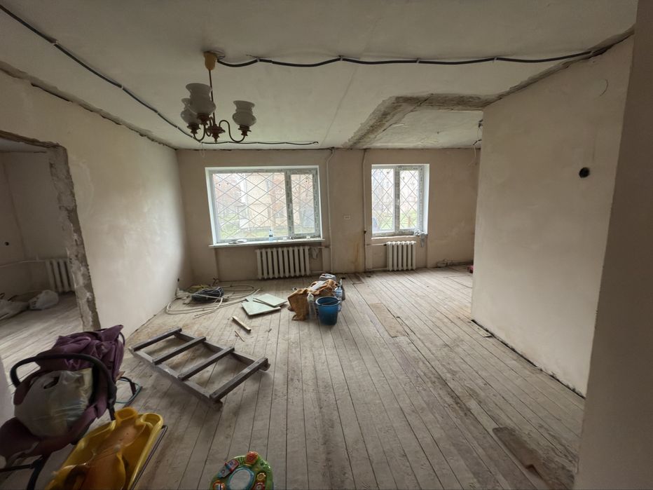 Продаж двокімнатна студія центр 44кв