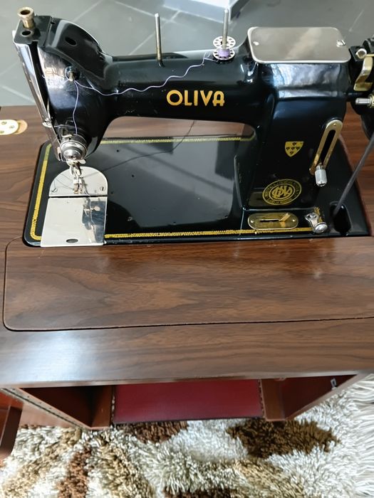 Máquina de costura OLIVA modelo CL 45  com movel ( a funcionar corretamente)