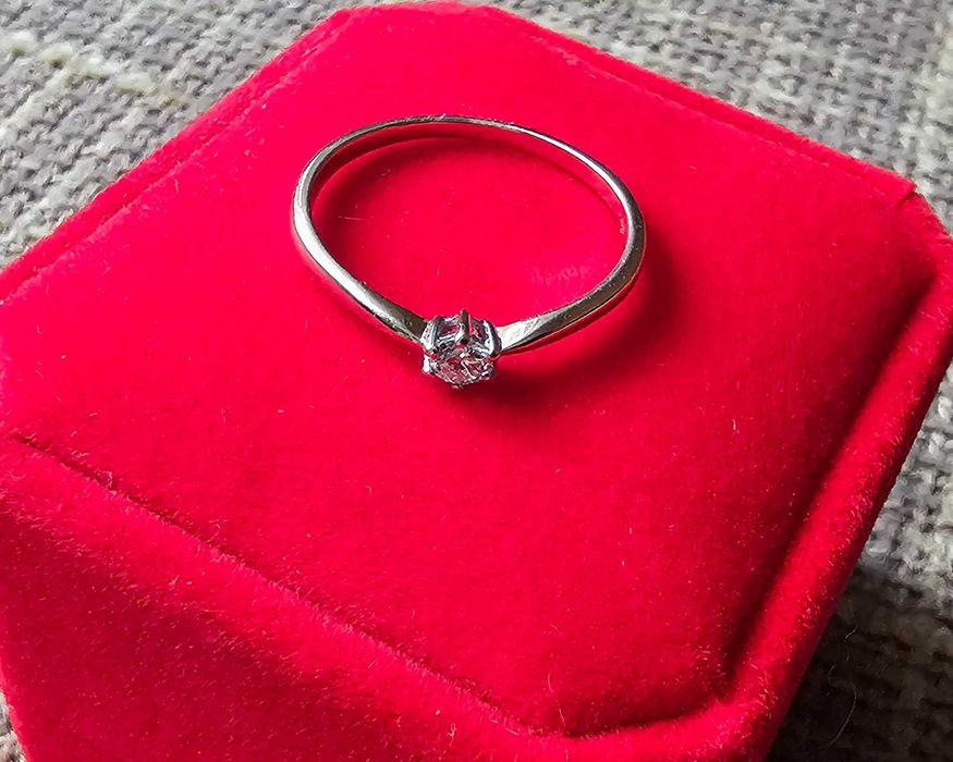 Złoty pierścionek z brylantem 0,13ct, r.15