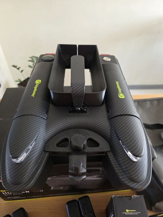 Łódka zanętowa RidgeMonkey  Hunter 750 + dodatki