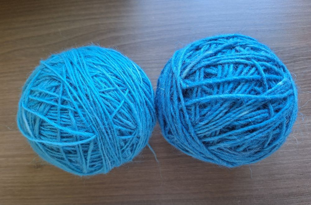 Wełna włóczka single ply ręcznie przędziona odcienie niebieskiego ok. 250 g