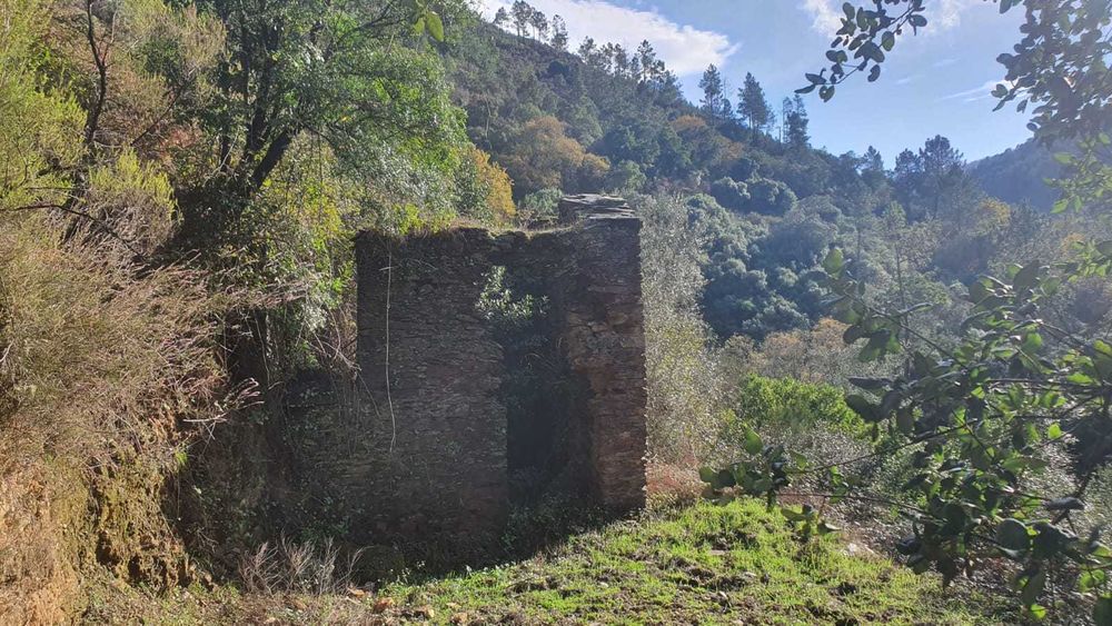 Quinta com ribeira, vistas para a serra – Monte Redondo