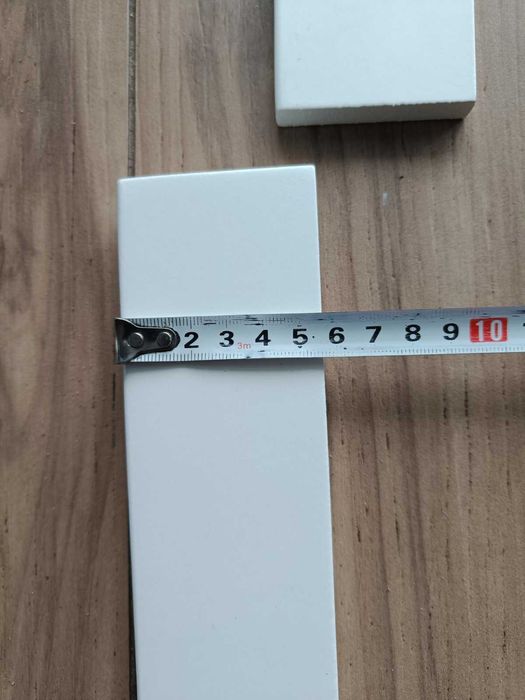 Cokół, biała listwa wykończeniowa schodów