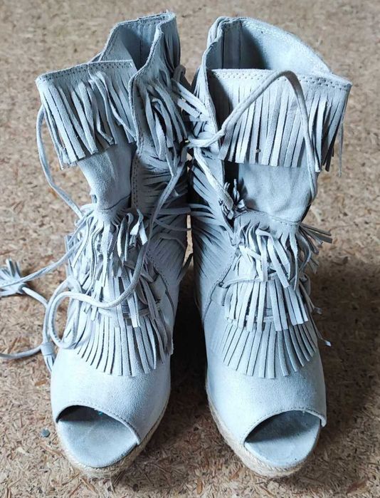 Wysokie buty, botki na koturnie z odkrytymi palcami Frędzle rozmiar 39