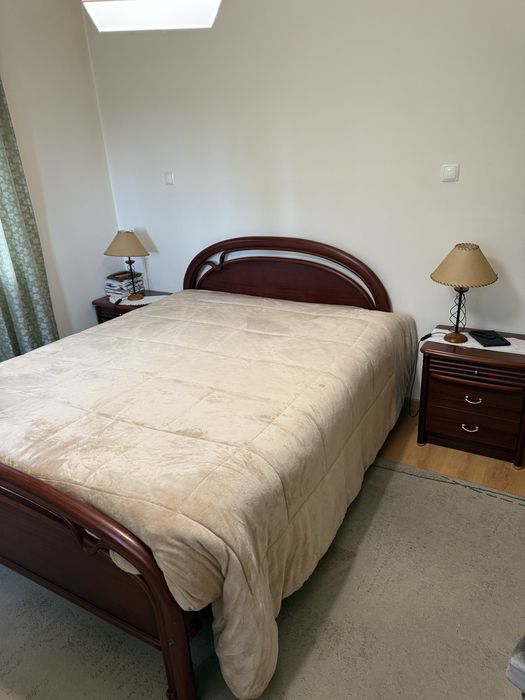 Mobilia de quarto completa (cama, mesas de cabeceira e movel)