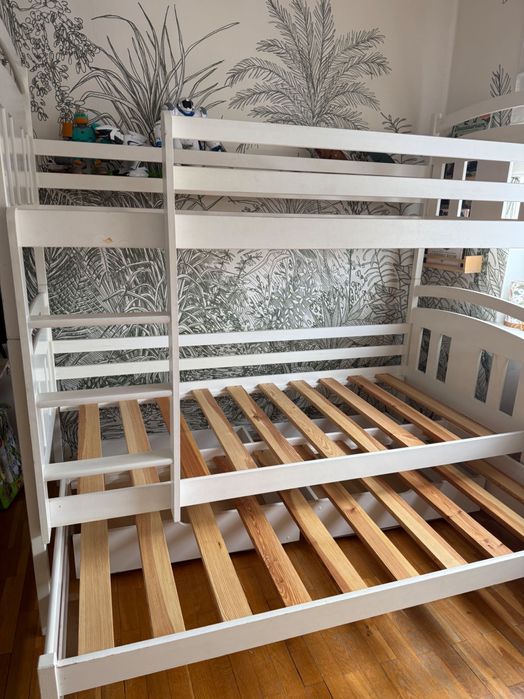 Potrójne łóżko piętrowe