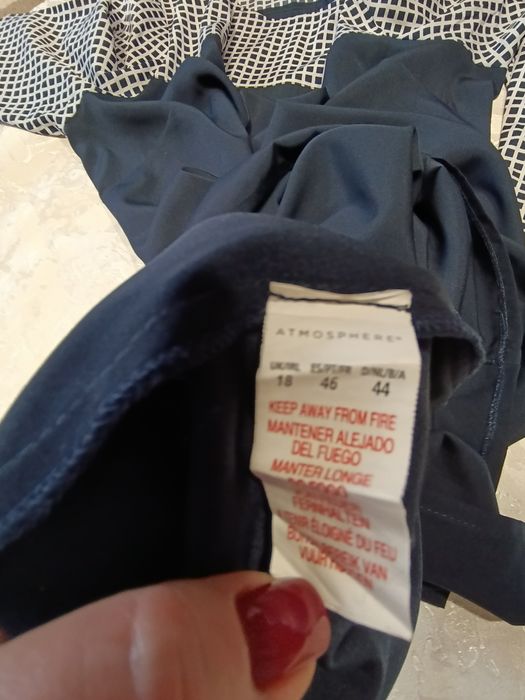 Продам гарну жіночу сукню на всі сезони.