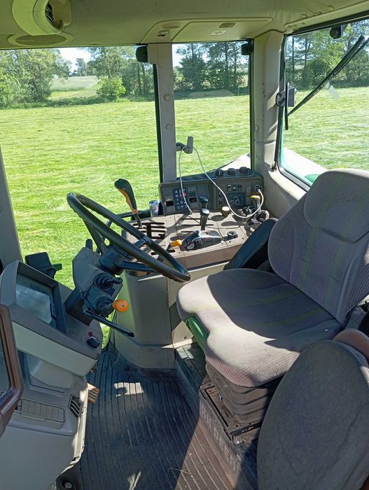 John Deere 6520 .