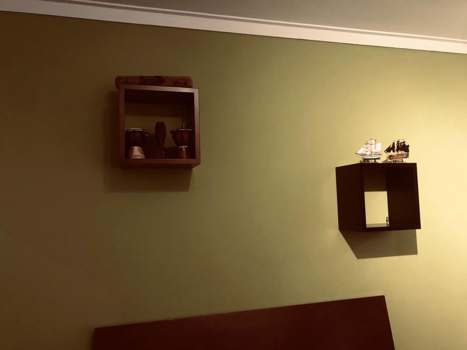 Cama de casal madeira maciça com estrado 2M por 1,60M + 2 cubos decorativos para parede muito bom estado