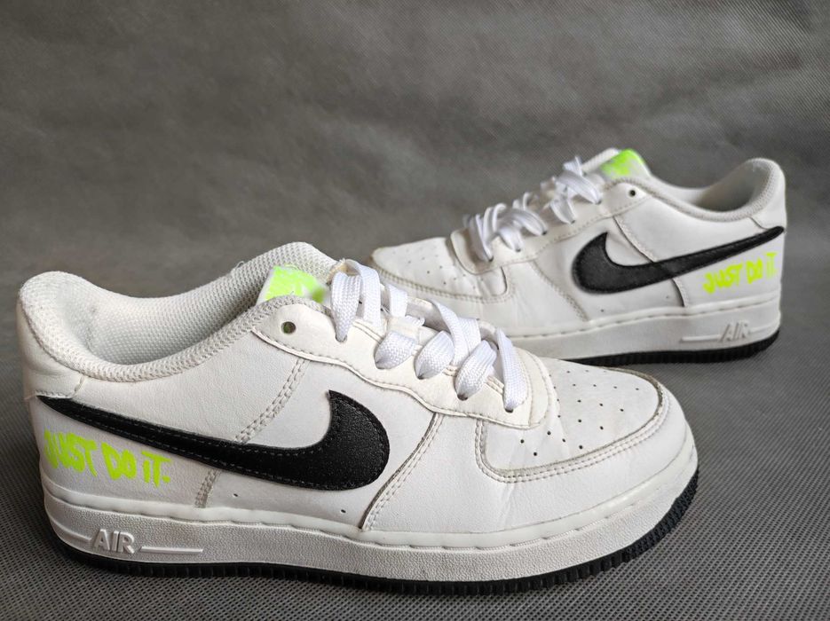 - Nike Air Force r. 37,5