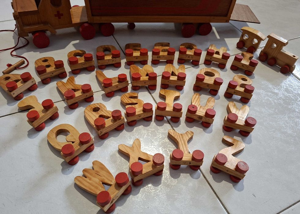 Camião Reboque de madeira, da Cruz Vermelha, com Abcedário - Anos 80