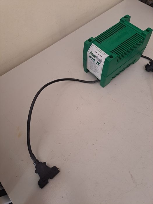 Carregador PowaKaddy para carrinho de golfe