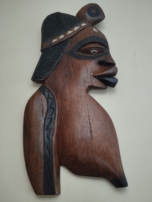 Estatueta em madeira